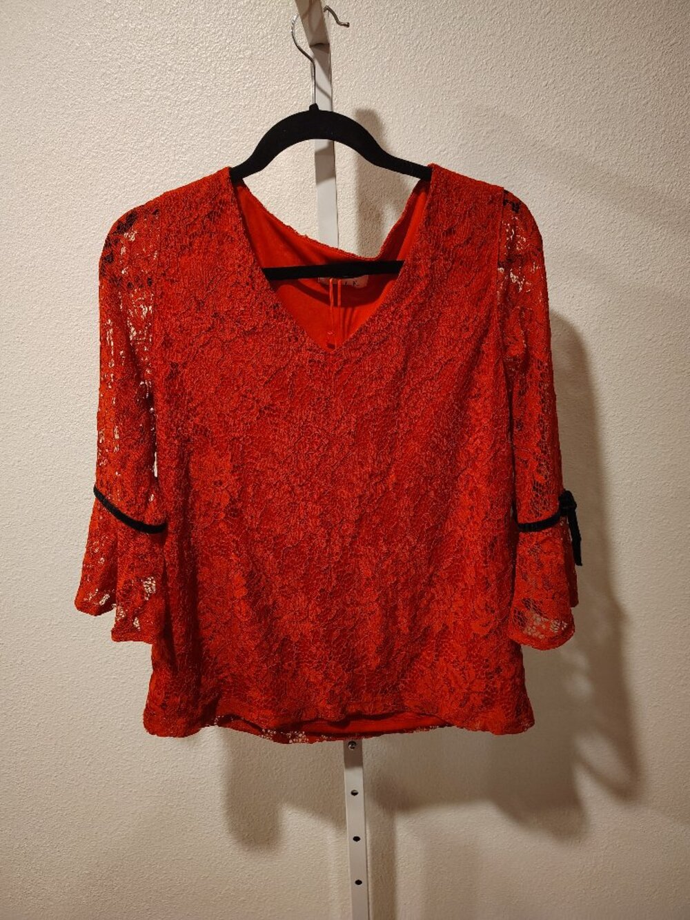 Elle Women's Red Floral Lace Top Size Medium NWT 3/4 Bell Sleeves V-Neck Bows